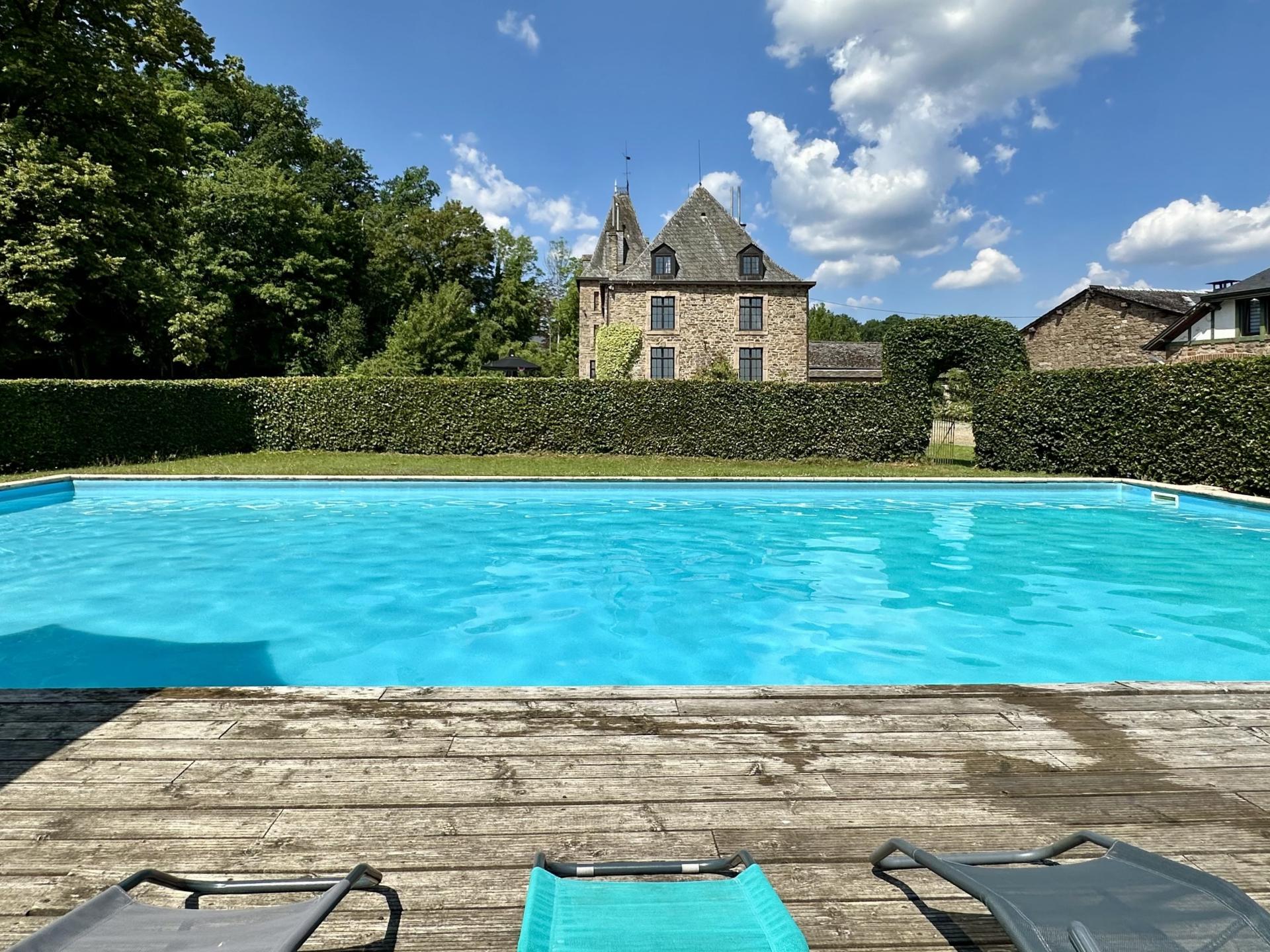 Luxueus kasteel met zwembad, biljart en sauna