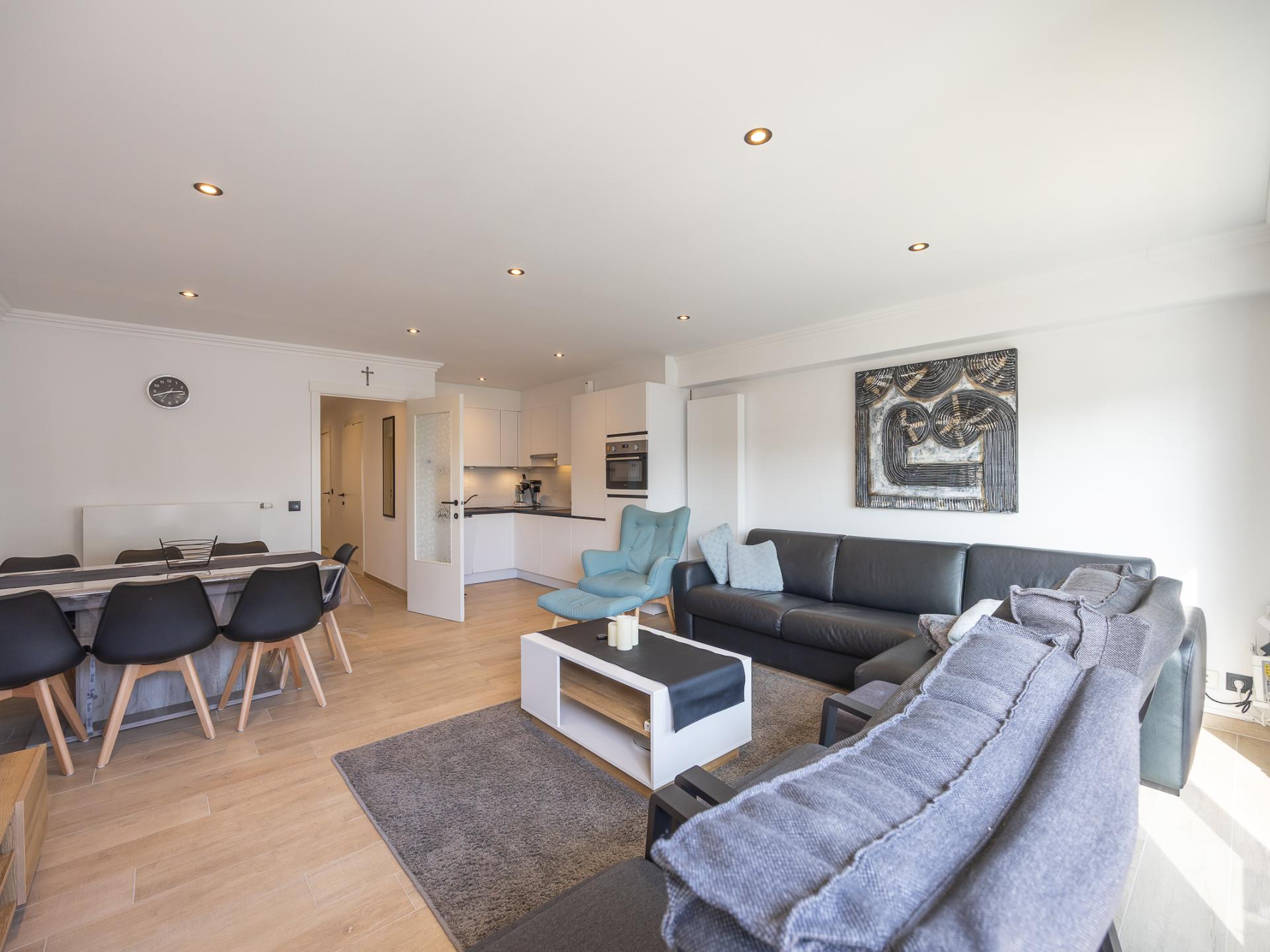 Stijlvol appartement met zonnig terras nabij zee
