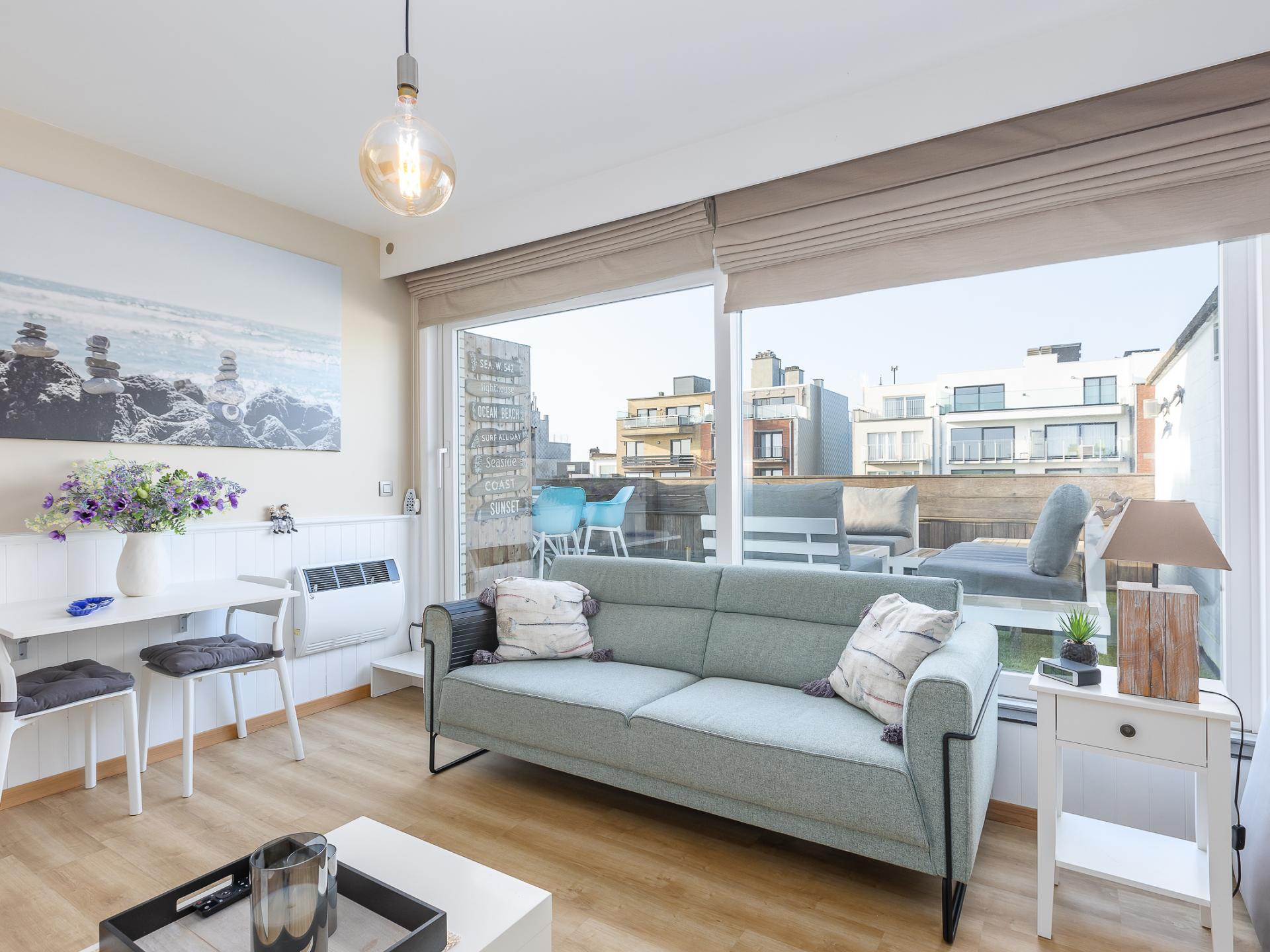 Studio met zonnig dakerras nabij zee