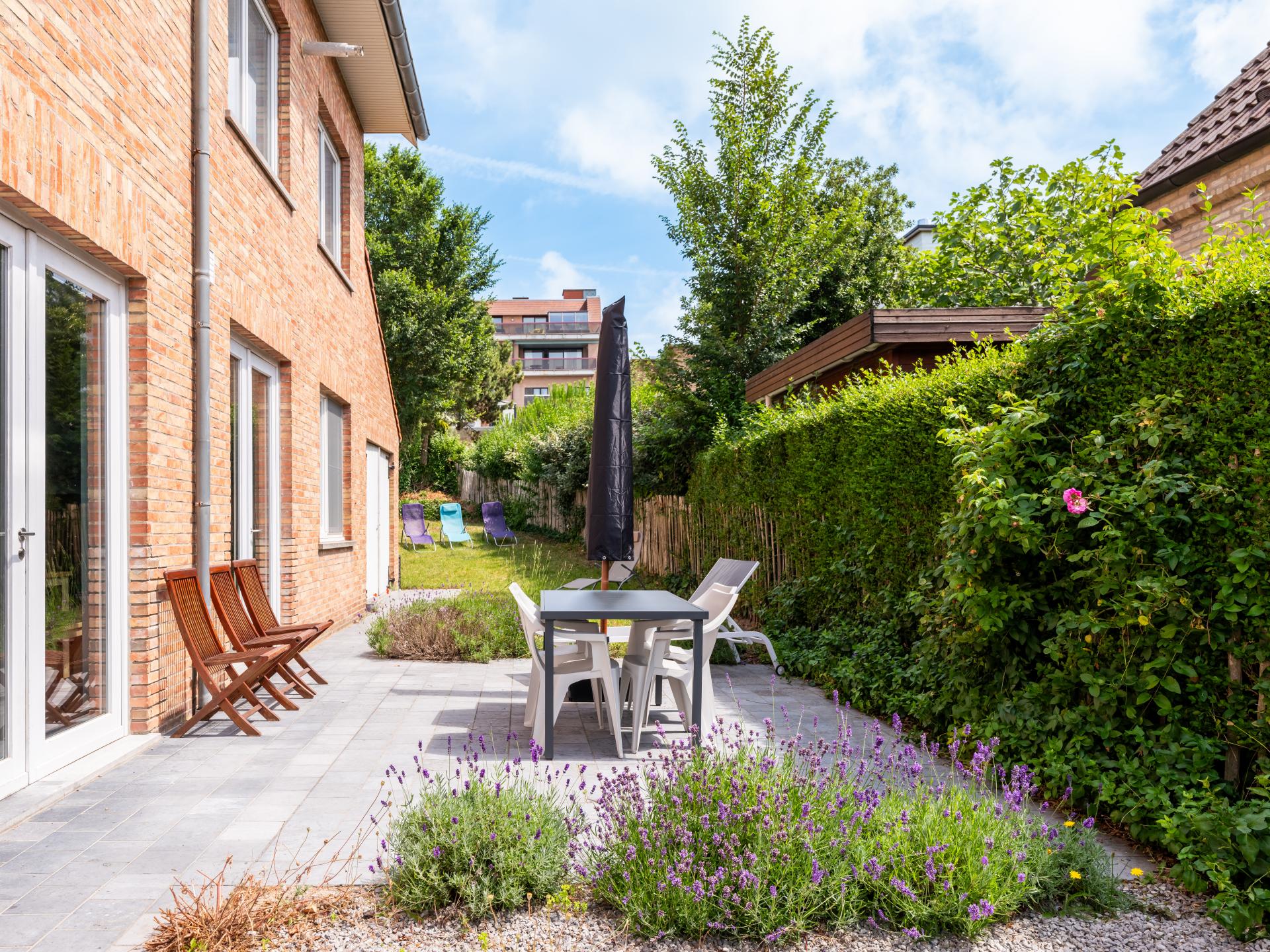 Gerenoveerd appartement met terras en tuin