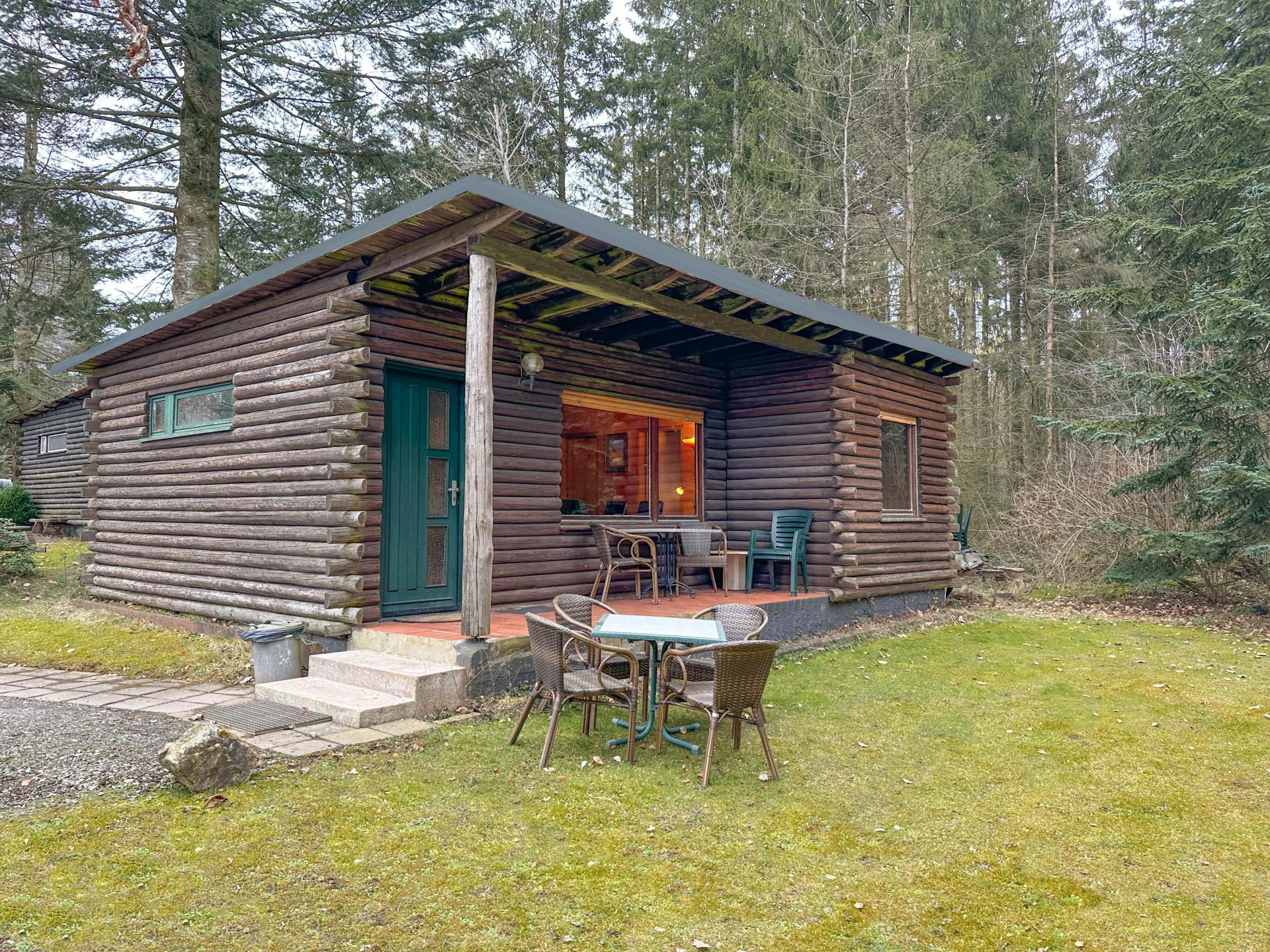 Leuk houten huisje in de natuur